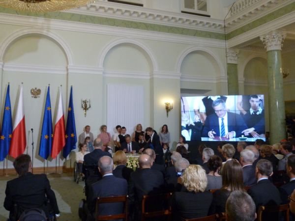 Prezydent Bronisław Komorowski składa podpis pod ratyfikacją Konwencji ONZ o prawach osób niepełnosprawnych