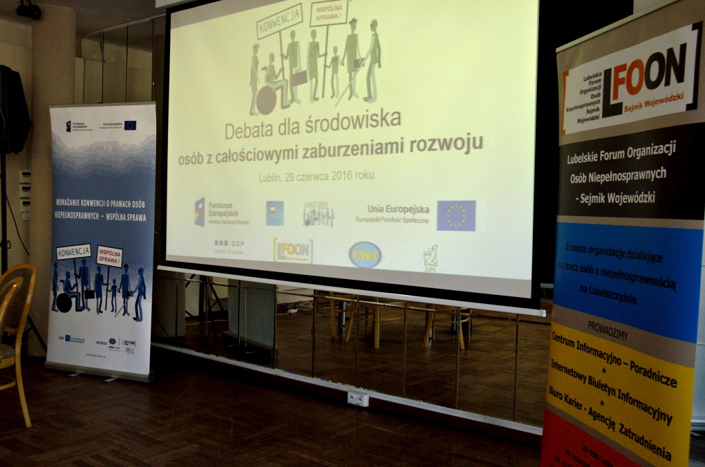 Widok na ekran multimedialny - Debata dla środowiska osób z całościowymi zaburzeniami rozwojowymi, Lublin, 29 czerwca 2016 roku