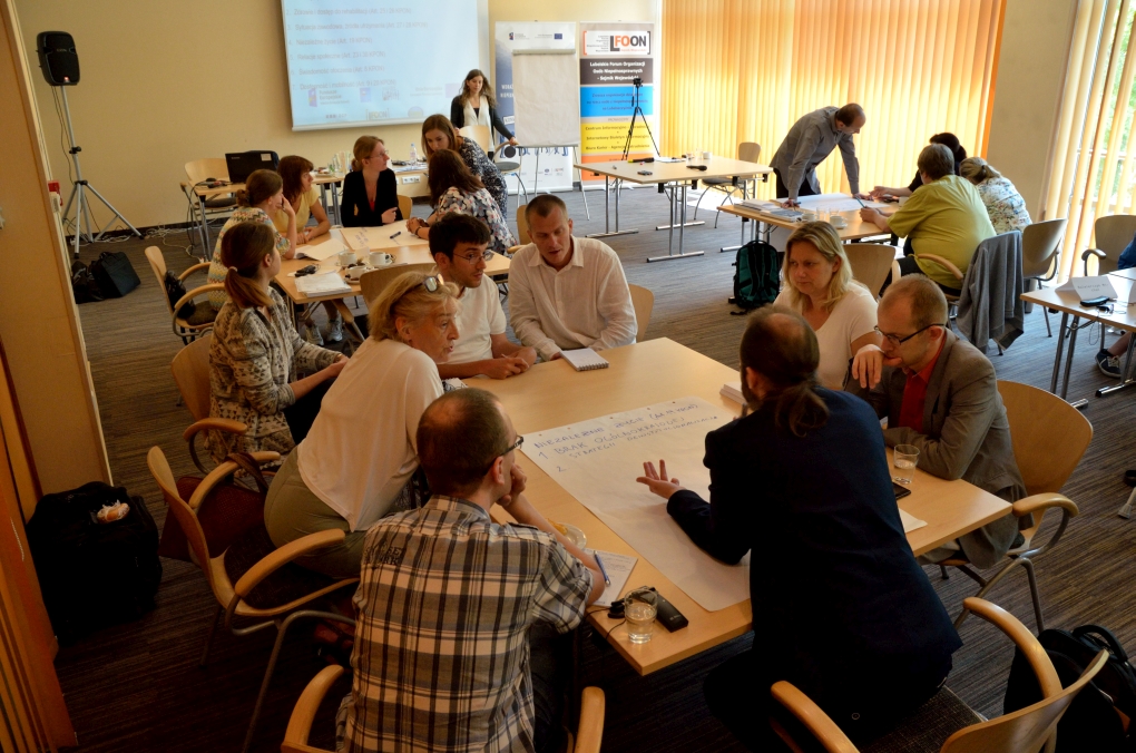 Debata w Krakowie 1 lipca 2016 roku - widok na salę konferencyjną zza stołów.